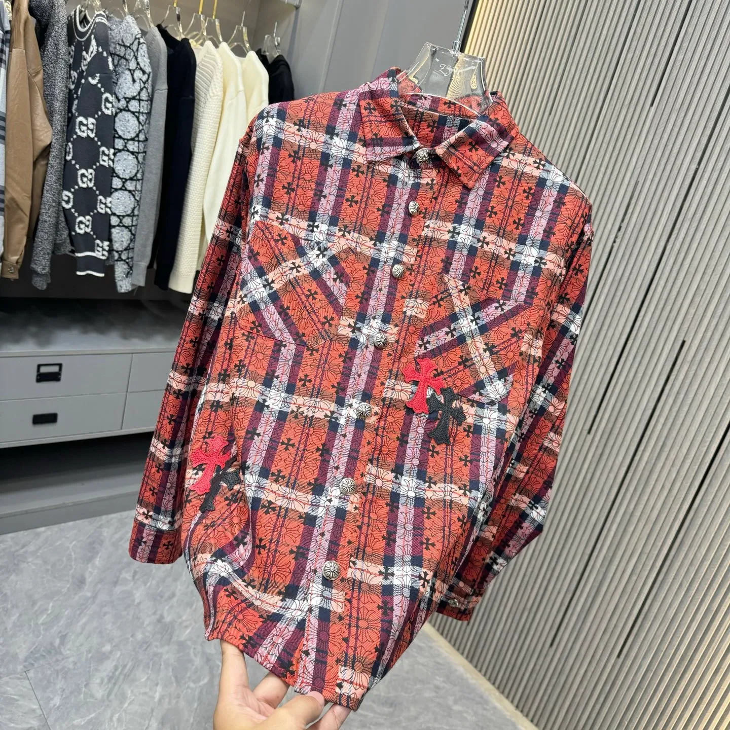 🅿️290 new arrival🆕 CH Crow Heart Horseshoe printing technology with hardware fasteners | Mid-length shirt jacket with lapel, horseshoe logo woven; letter logo buttons, the upper body effect is straight and stylish; cuff buttons are all cross buttons, and the inside is hemmed; noteworthy details are closed, the square mark on the hem must be a three-line motorcycle, not a flat machine sewing. A single piece is overweight. This quality is only available in red. Color: picture color. Size: S-xxl.